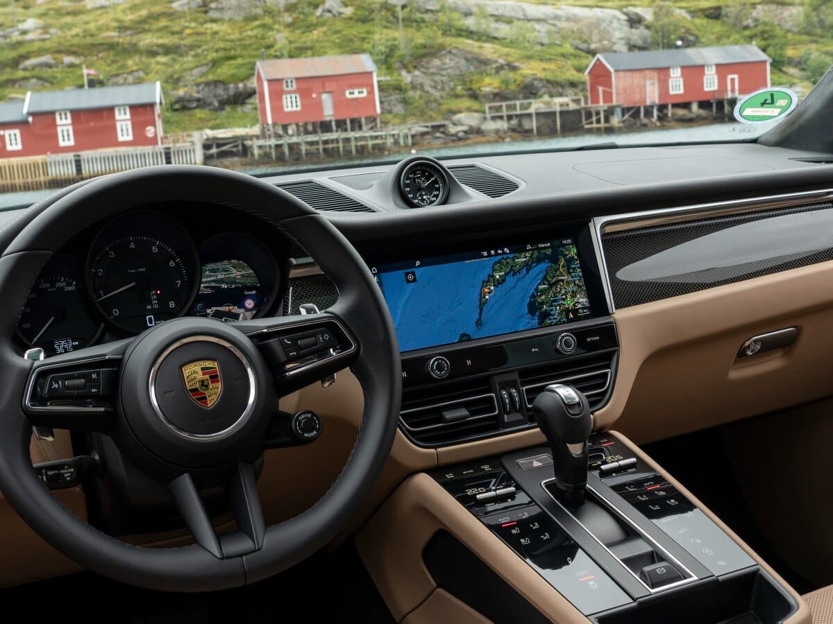 2025 porsche macan interior dash